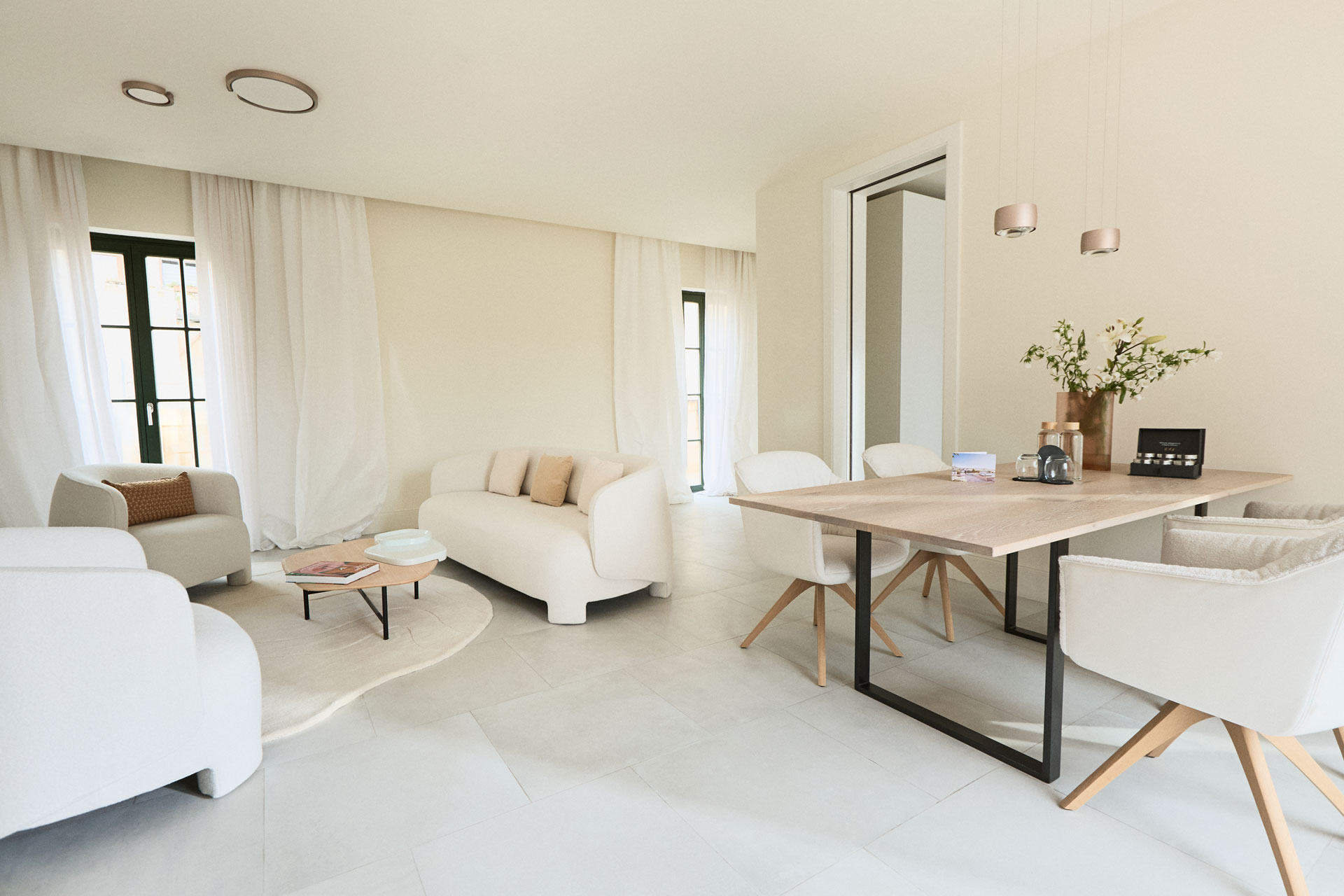 Salón de la suite en blanco roto