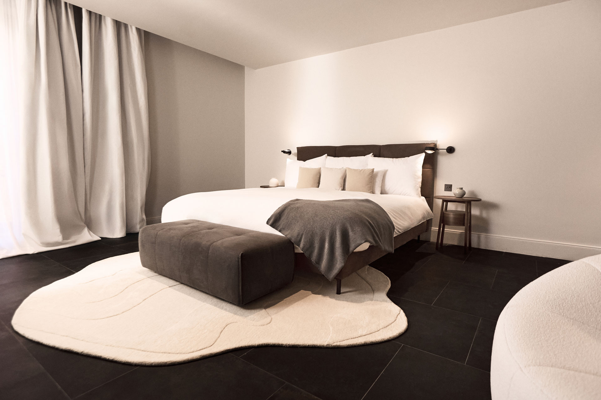 Dormitorio con alfombra clara y suelo oscuro