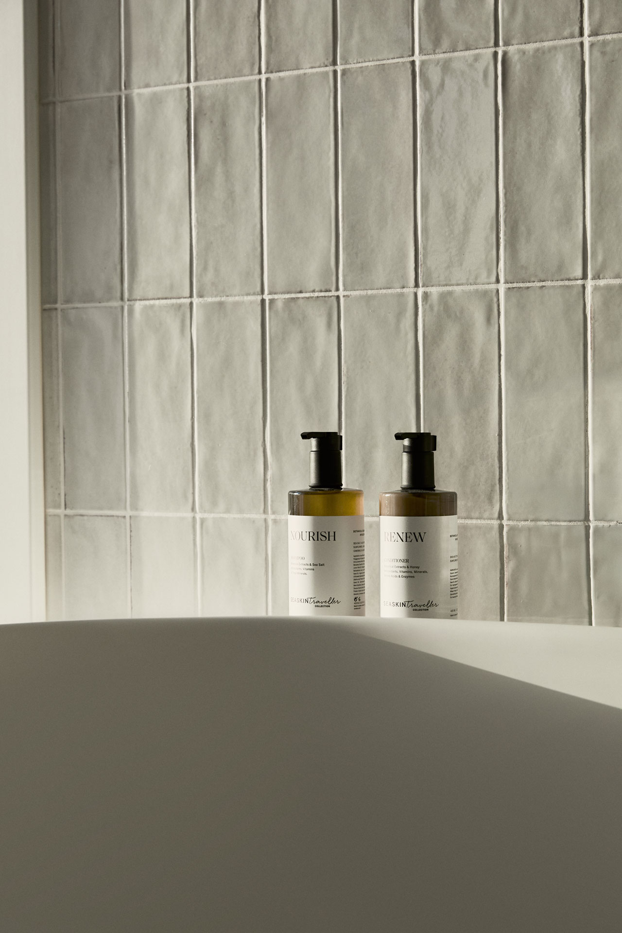 Detalle de amenities sobre el baño