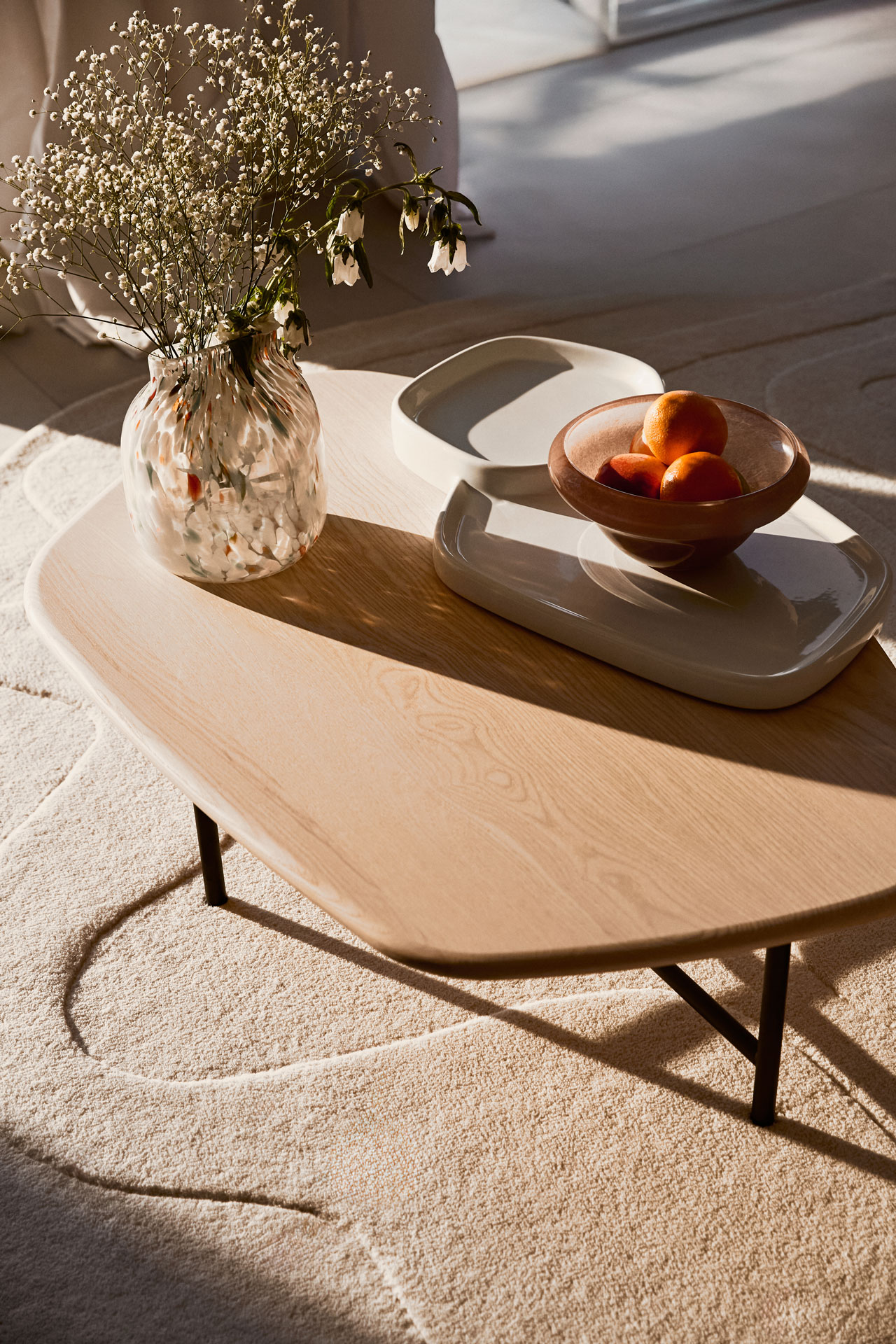 Detalle de mesa con cerámica y flores