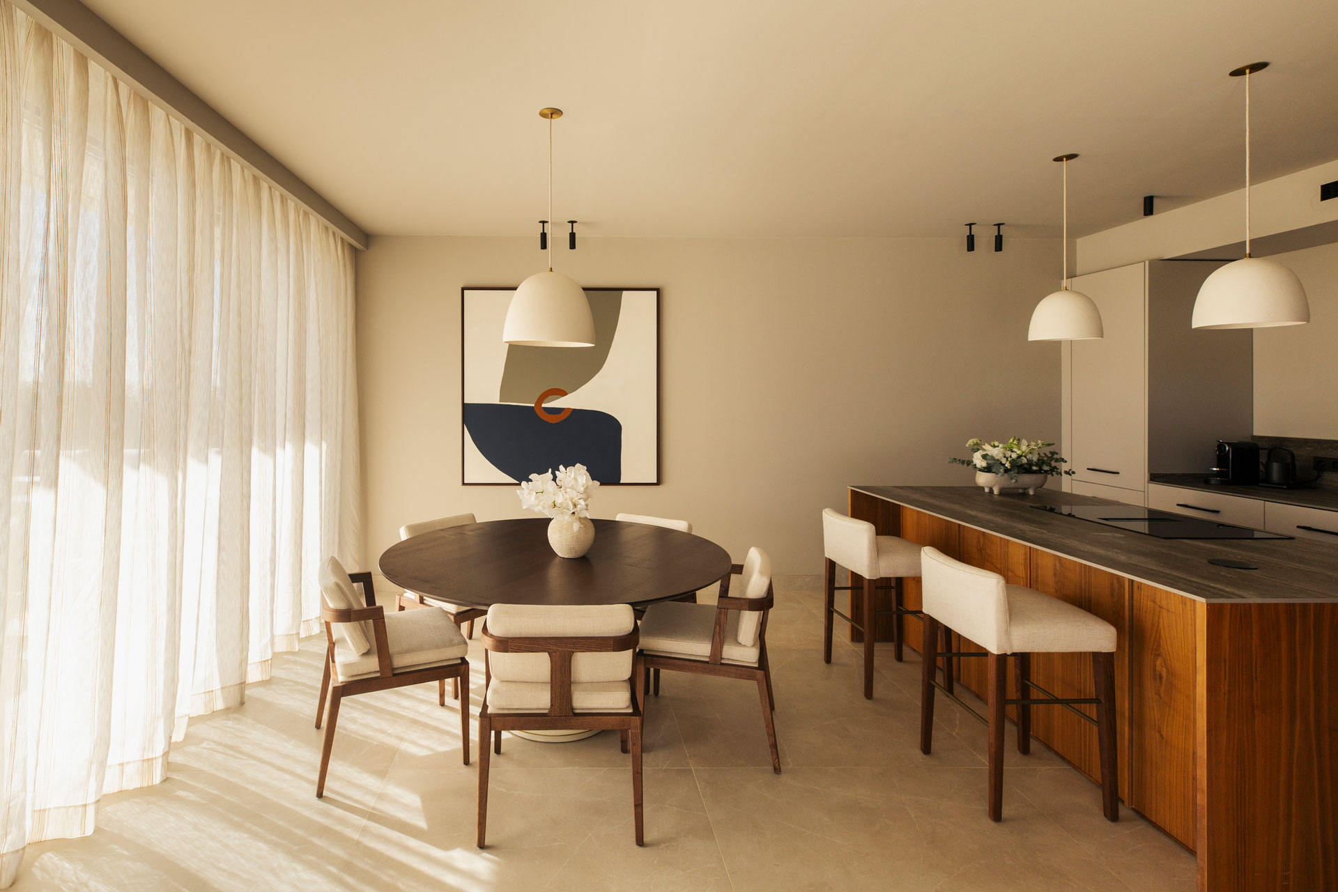 Comedor y cocina con isla de madera