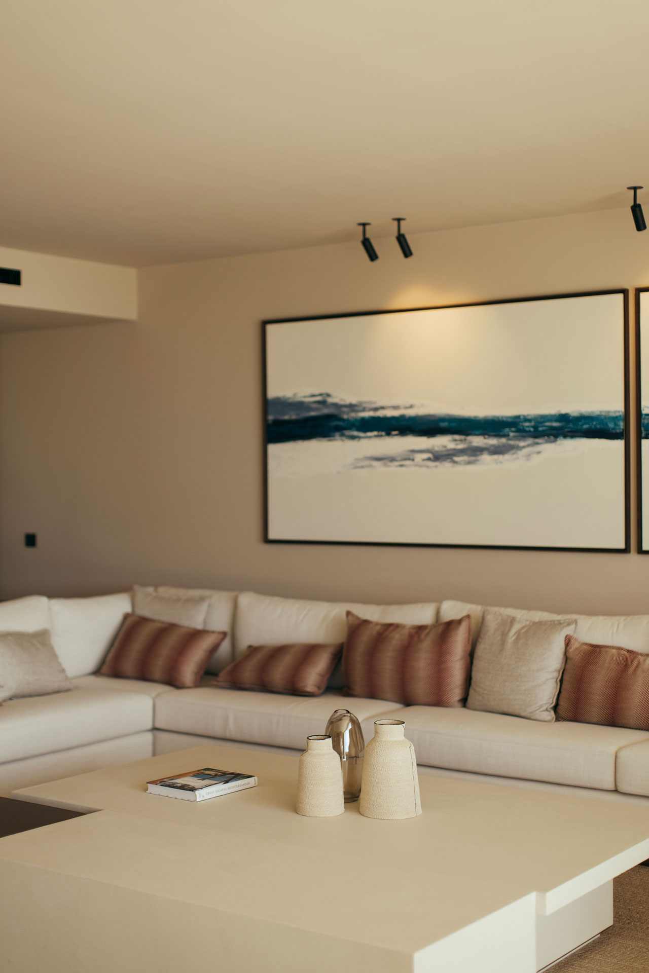 Sala de estar con obra de arte y sofá